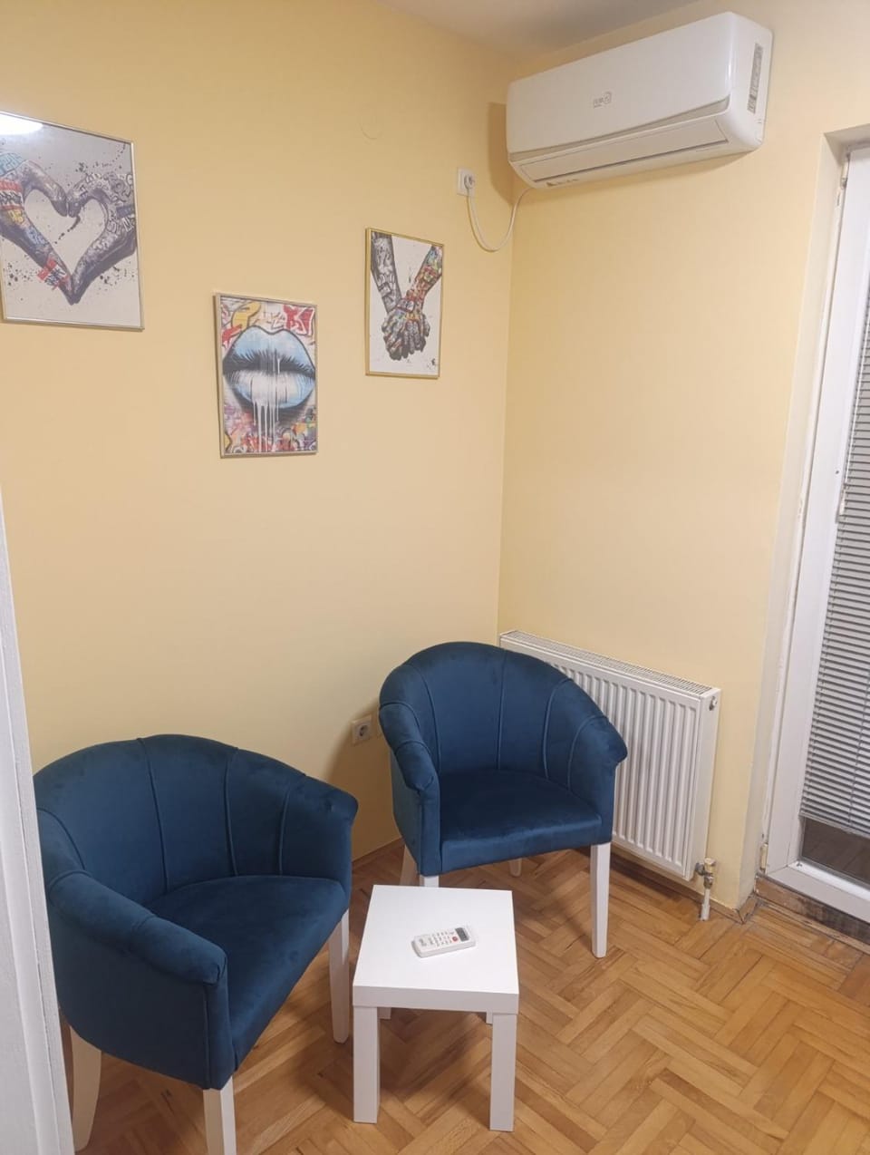 Seating area, internet, air conditioner