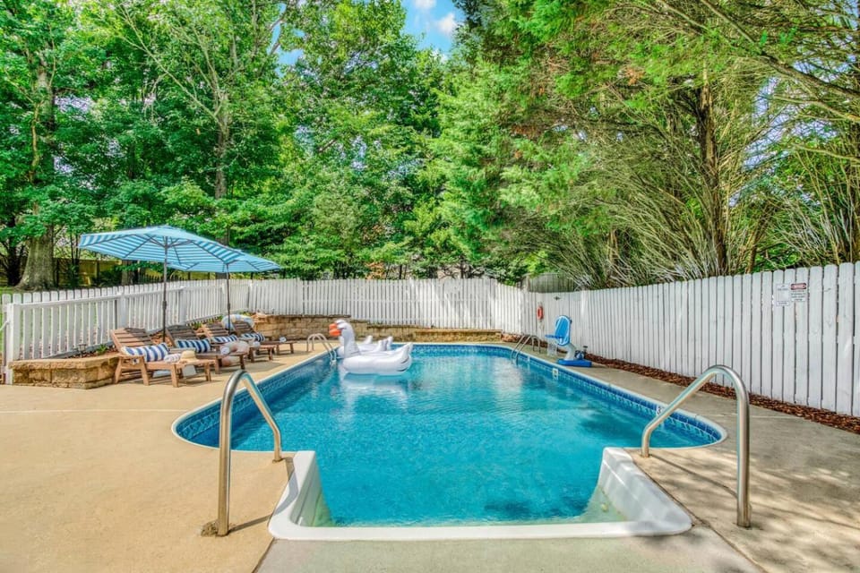 5BD Family Oasis, Pool, FirePit, Bball, Pong House in High Point