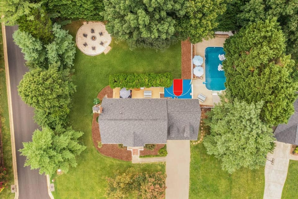 5BD Family Oasis, Pool, FirePit, Bball, Pong House in High Point