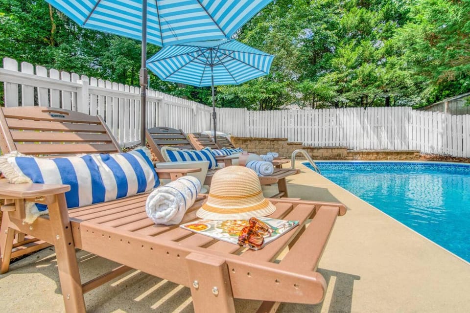 5BD Family Oasis, Pool, FirePit, Bball, Pong House in High Point