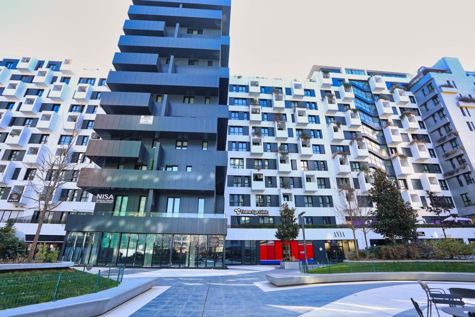 Property building, Day, Neighbourhood, City view, Street view, Location, Parking
