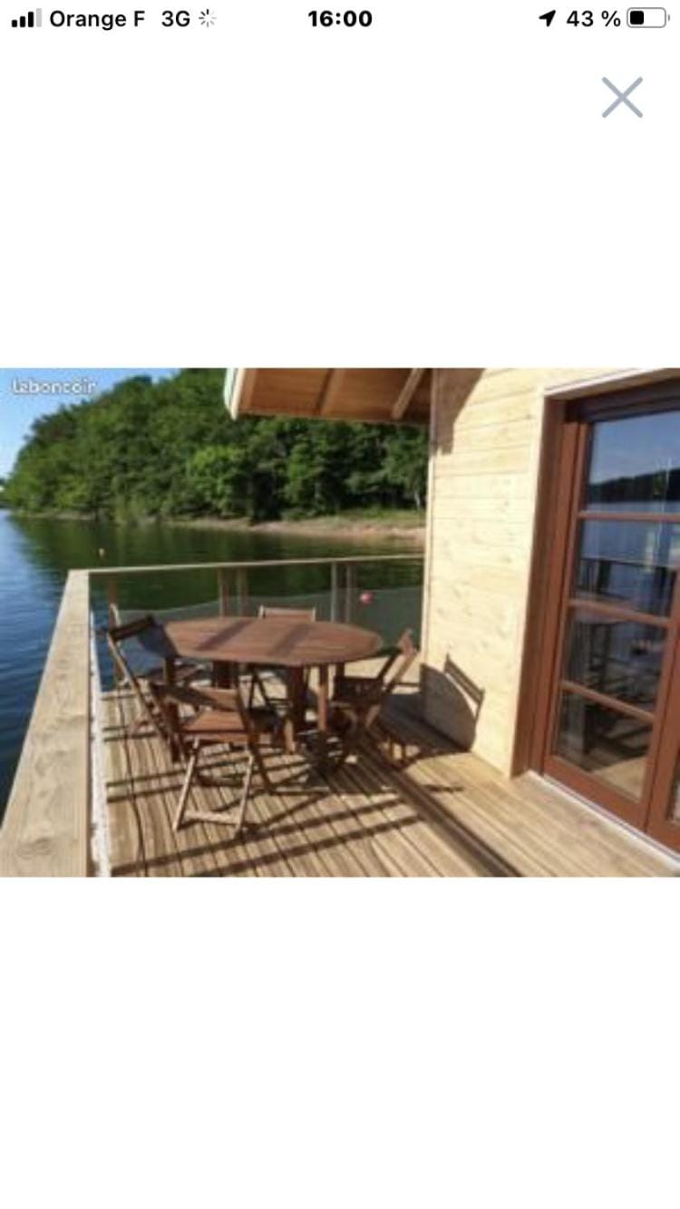 Chalets flottants lac saint Étienne Cantales Bed and Breakfast in Auvergne-Rhône-Alpes