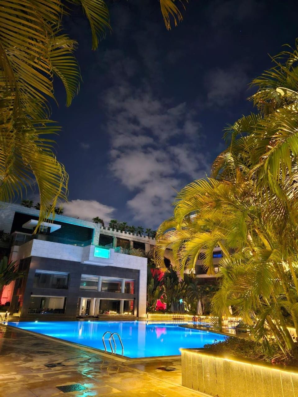 Restaurant/places to eat, Swimming pool