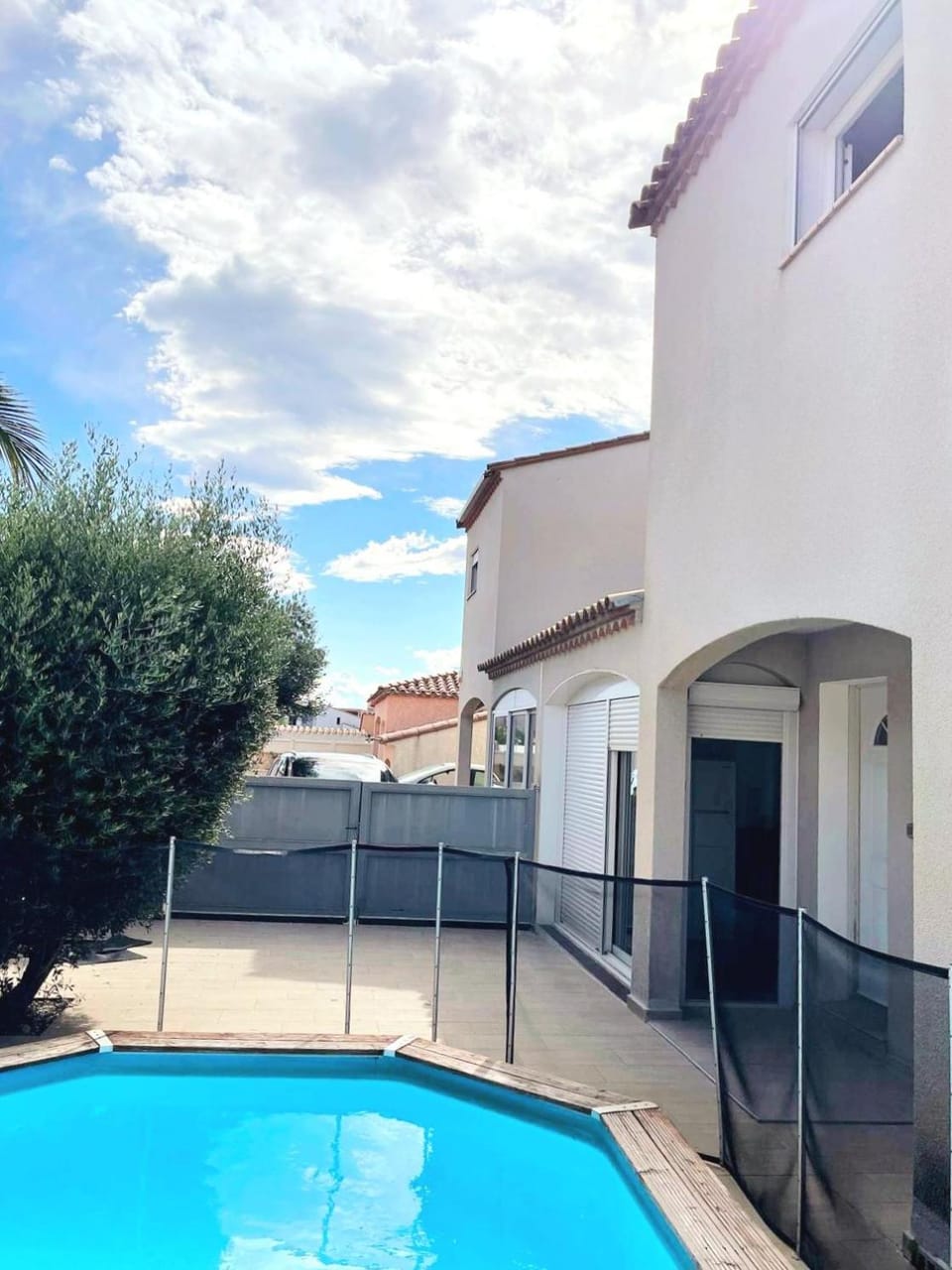 Property building, Day, Pool view, Swimming pool