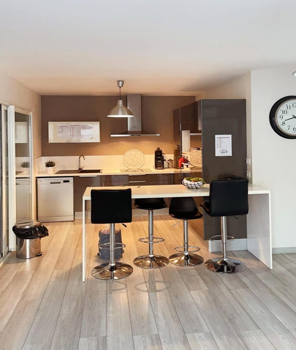 Kitchen or kitchenette, Dining area, minibar, oven, stove