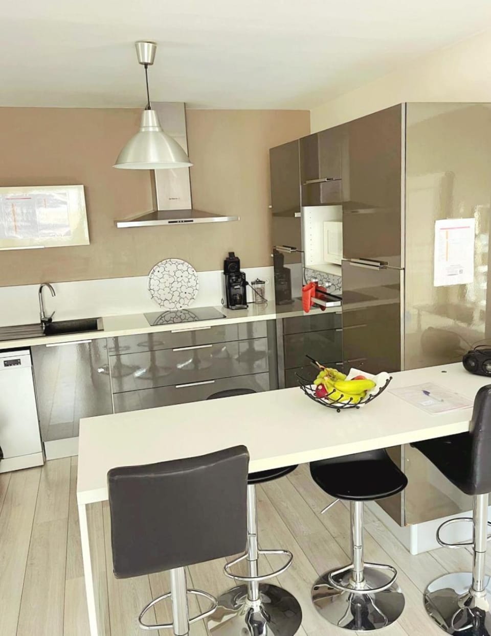 Kitchen or kitchenette, Dining area, dishwasher, minibar, oven, stove, toaster