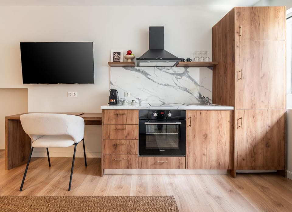 TV and multimedia, Kitchen or kitchenette, oven, stove