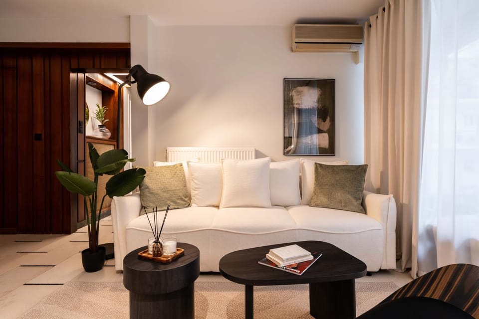 Bed, Living room, Photo of the whole room, Seating area, air conditioner