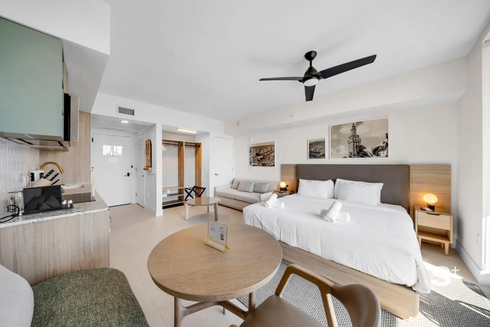 Bed, TV and multimedia, Kitchen or kitchenette, Photo of the whole room, Seating area, Bedroom