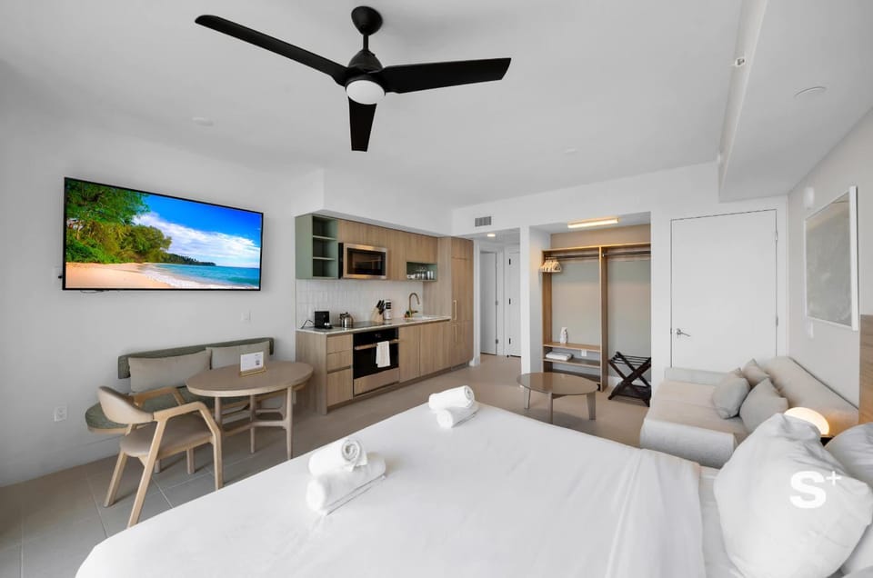 Bed, TV and multimedia, Kitchen or kitchenette, Photo of the whole room, Seating area, Bedroom