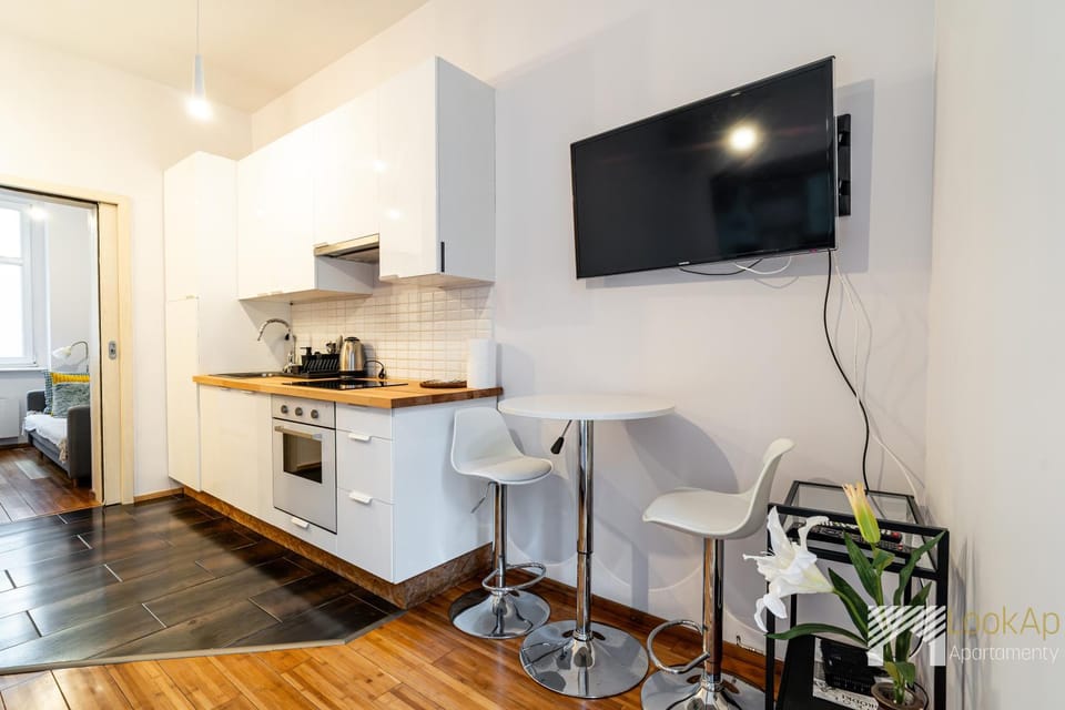 TV and multimedia, Kitchen or kitchenette, Dining area, oven, stove