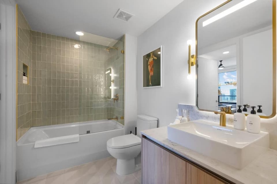Shower, Toilet, Bathroom, Bath, towels