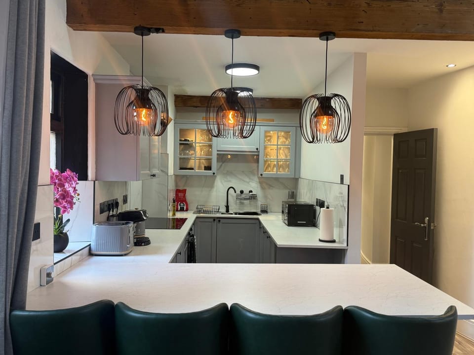 Kitchen or kitchenette, Dining area, stove