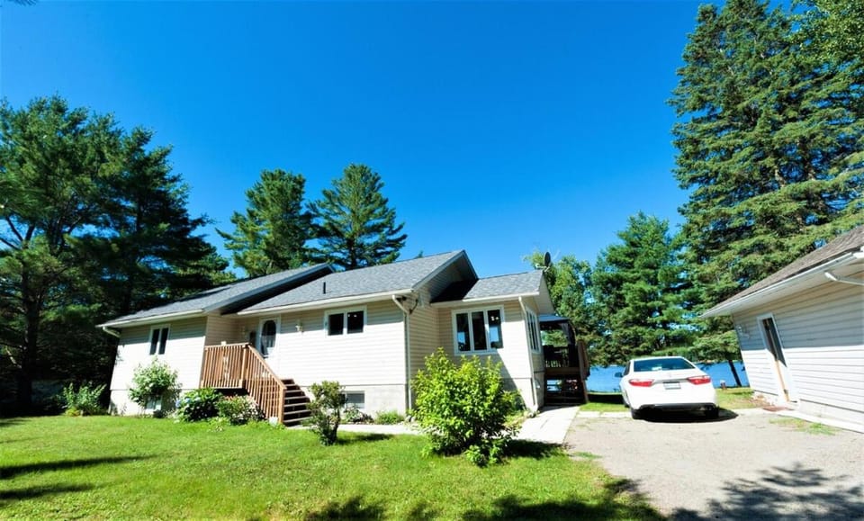 Amazing Lakefront cottage on Paradise Lake Apartment in Dysart and Others