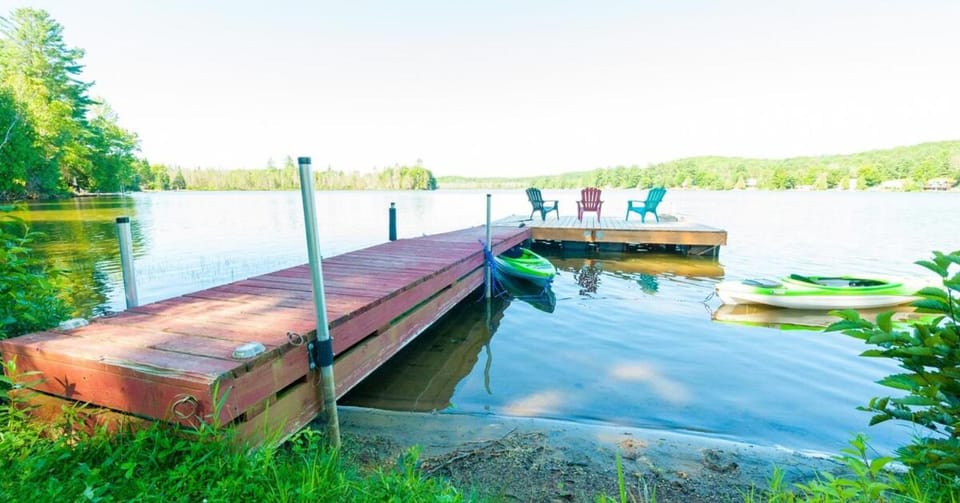 Amazing Lakefront cottage on Paradise Lake Apartment in Dysart and Others