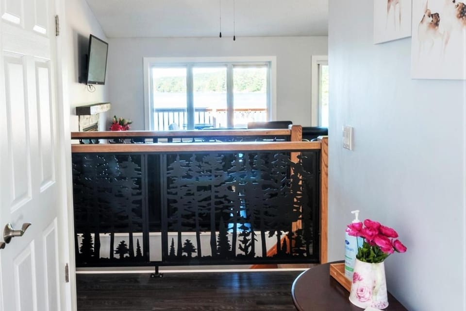 Amazing Lakefront cottage on Paradise Lake Apartment in Dysart and Others