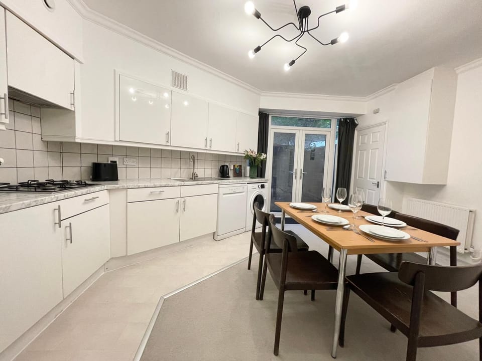 Seating area, Dining area, kitchen