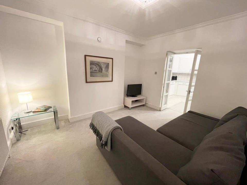 Bed, TV and multimedia, Living room, Seating area