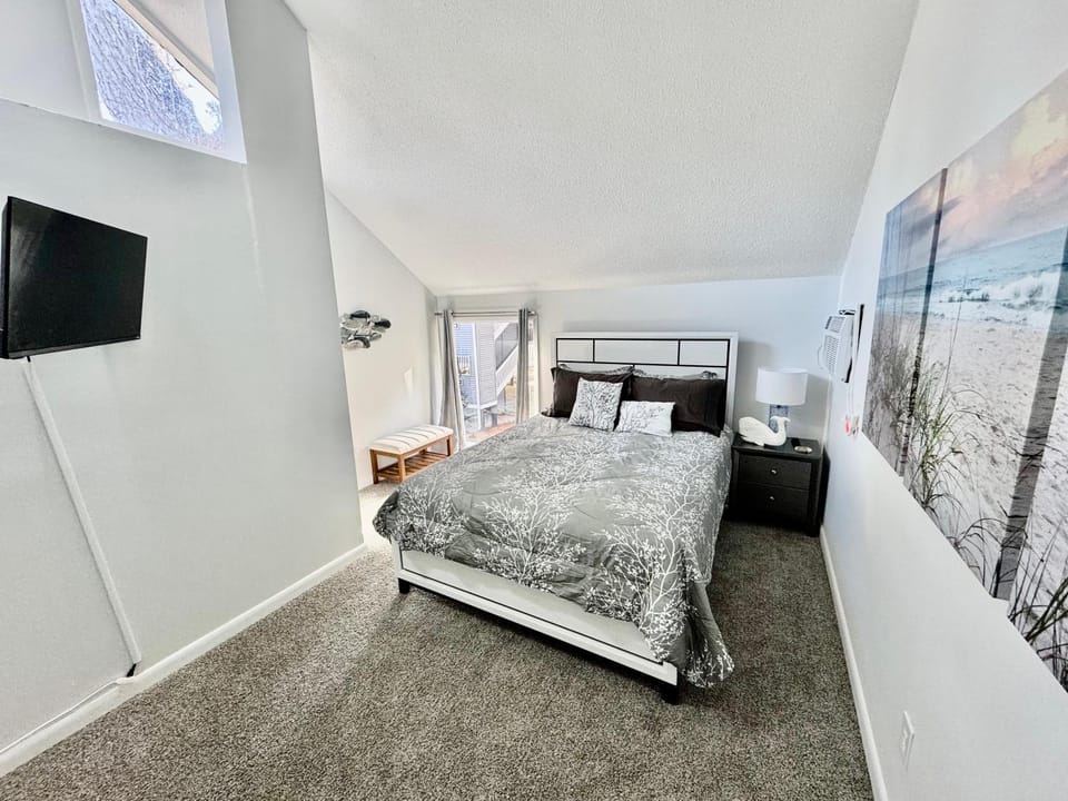Bed, TV and multimedia, Bedroom