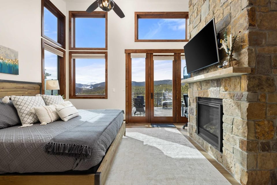 Bed, TV and multimedia, Bedroom, Mountain view