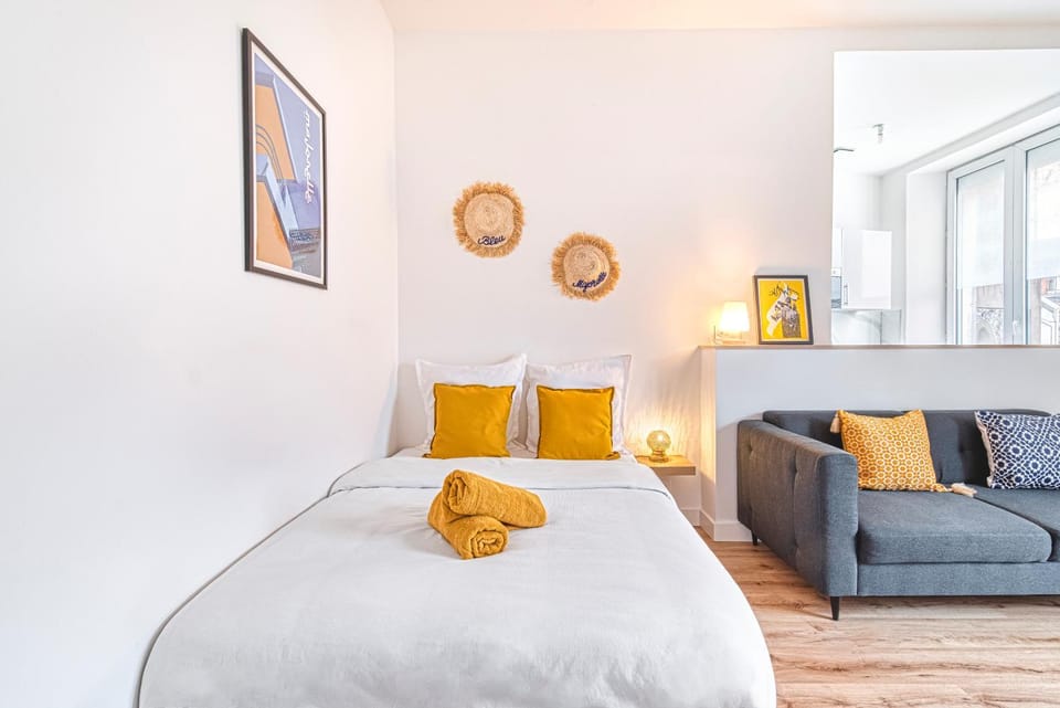 Bed, Bedroom, towels