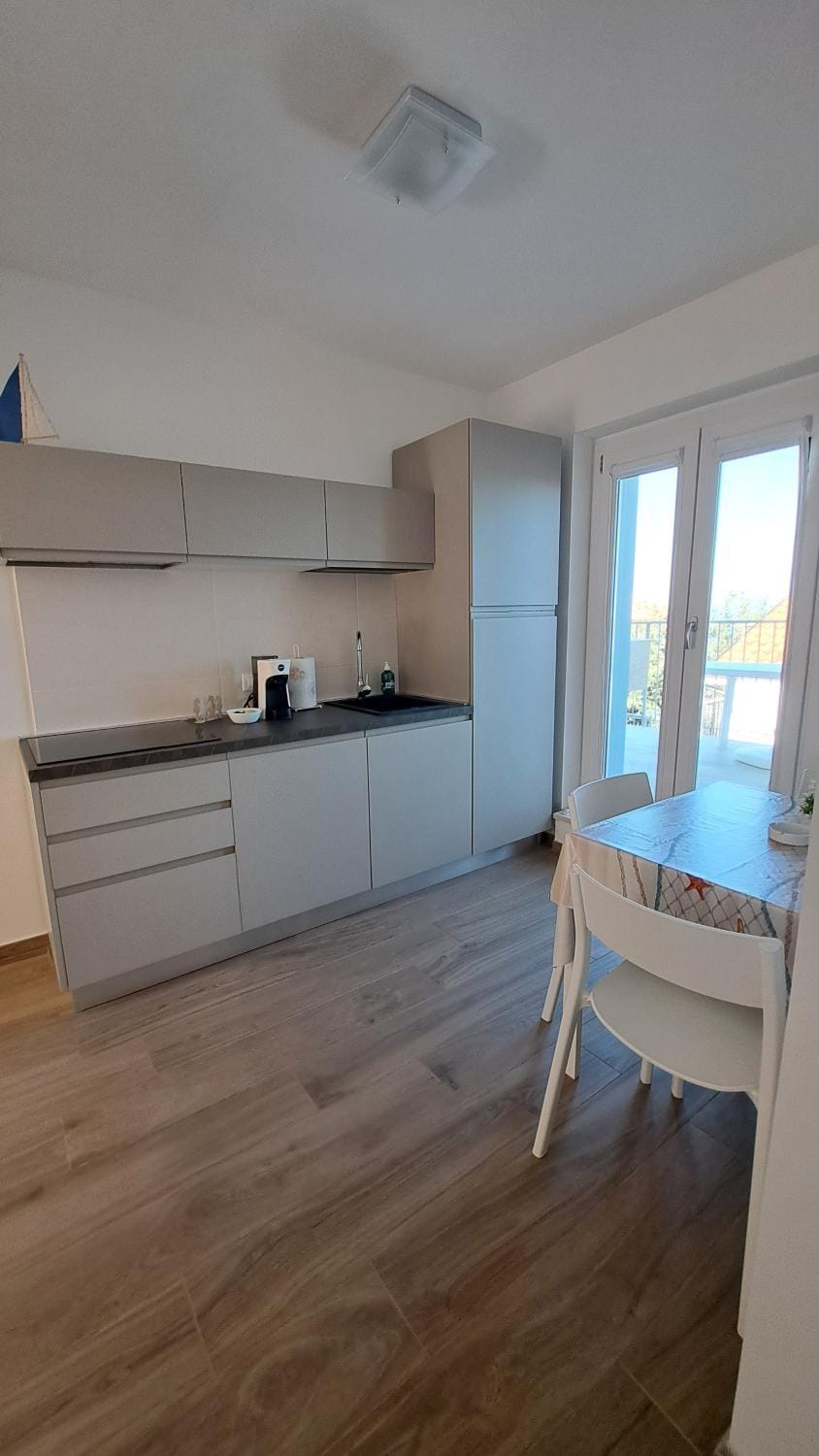 Kitchen or kitchenette, Dining area, stove