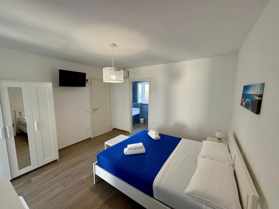 Bed, TV and multimedia, Photo of the whole room, Bedroom, towels, wardrobe