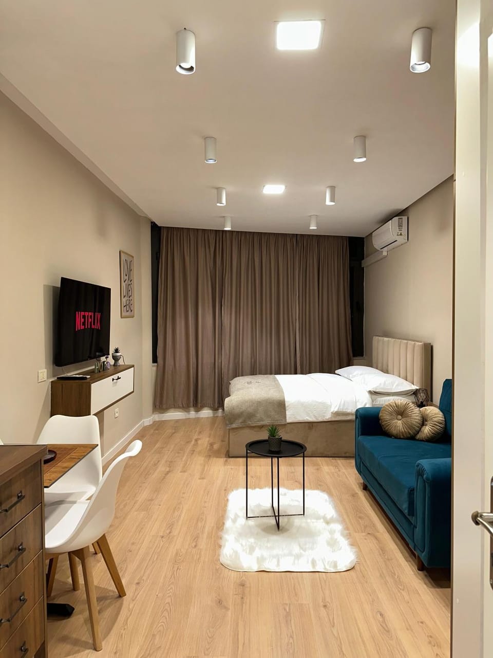 Bed, TV and multimedia, Living room, Photo of the whole room, Seating area
