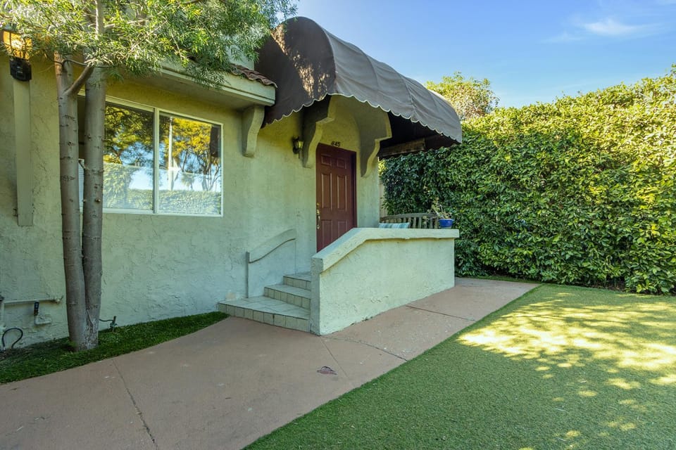 Walk to Melrose Ave - World Famous Shops and Restaurants Apartment in West Hollywood