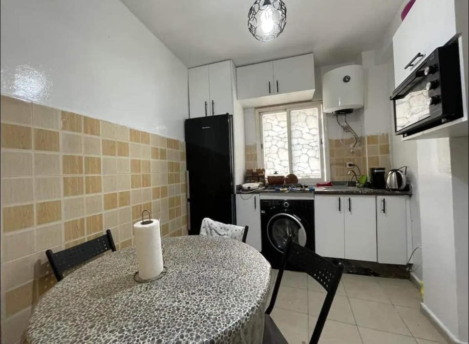 Coffee/tea facilities, Kitchen or kitchenette, Seating area, Dining area, oven, stove