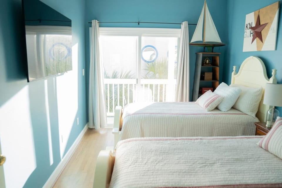 Nautical Nest: 2 Bed 2 Bath Condo Walk to Beach Apartment in Tybee Island