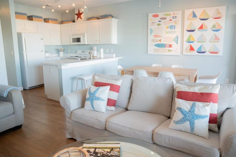 Nautical Nest: 2 Bed 2 Bath Condo Walk to Beach Apartment in Tybee Island