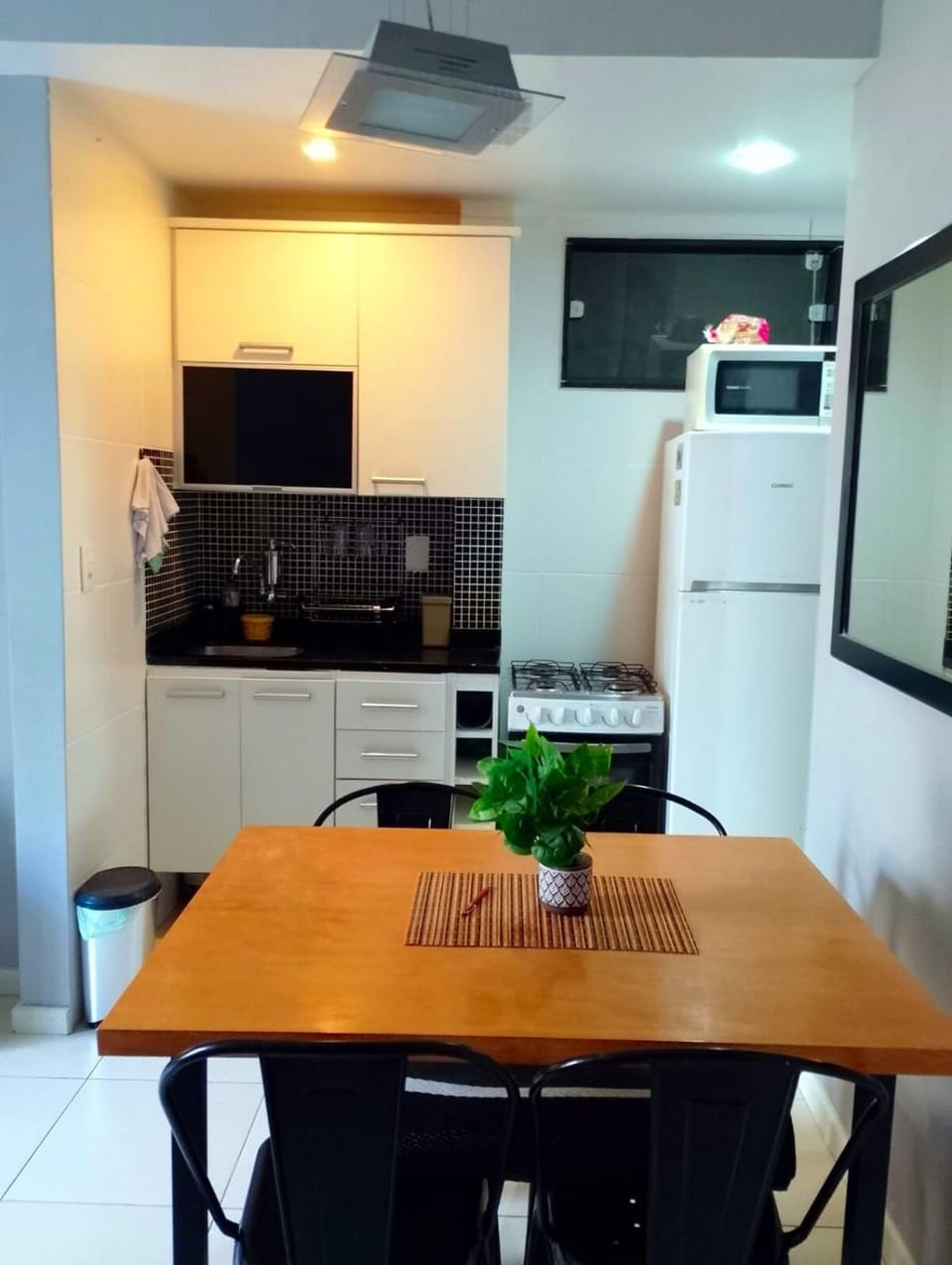 Kitchen or kitchenette, Dining area, stove