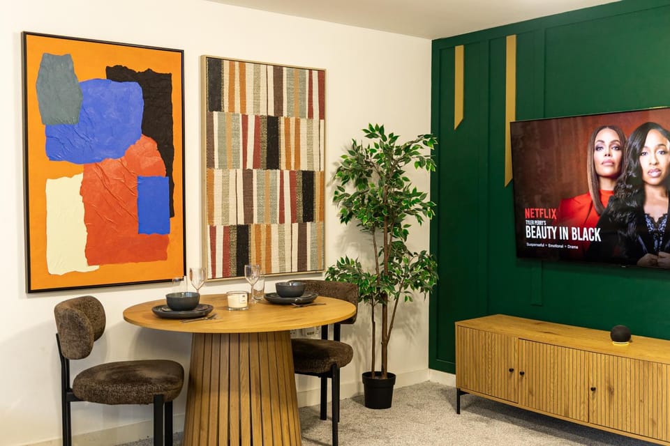 Communal lounge/ TV room, TV and multimedia, Living room, Dining area