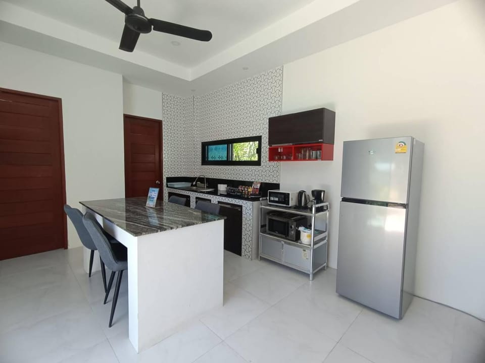 Kitchen or kitchenette, Dining area, oven