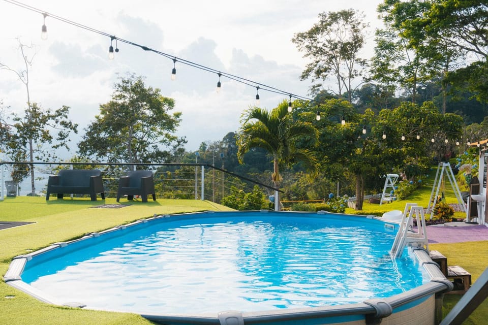 Glamping Renacer Vistas Turrialba, Paris Capsule hotel in Cartago Province, Costa Rica