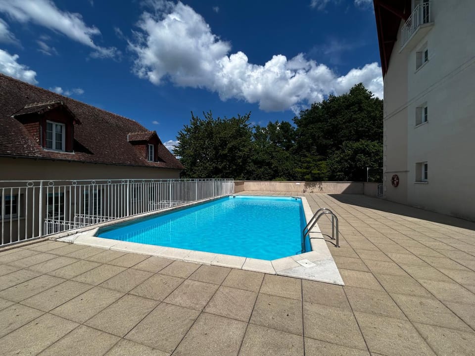 T2 rénové avec piscine chauffée proche Thermes, parking et WIFI - FR-1-541-164 Apartment in Nouvelle-Aquitaine