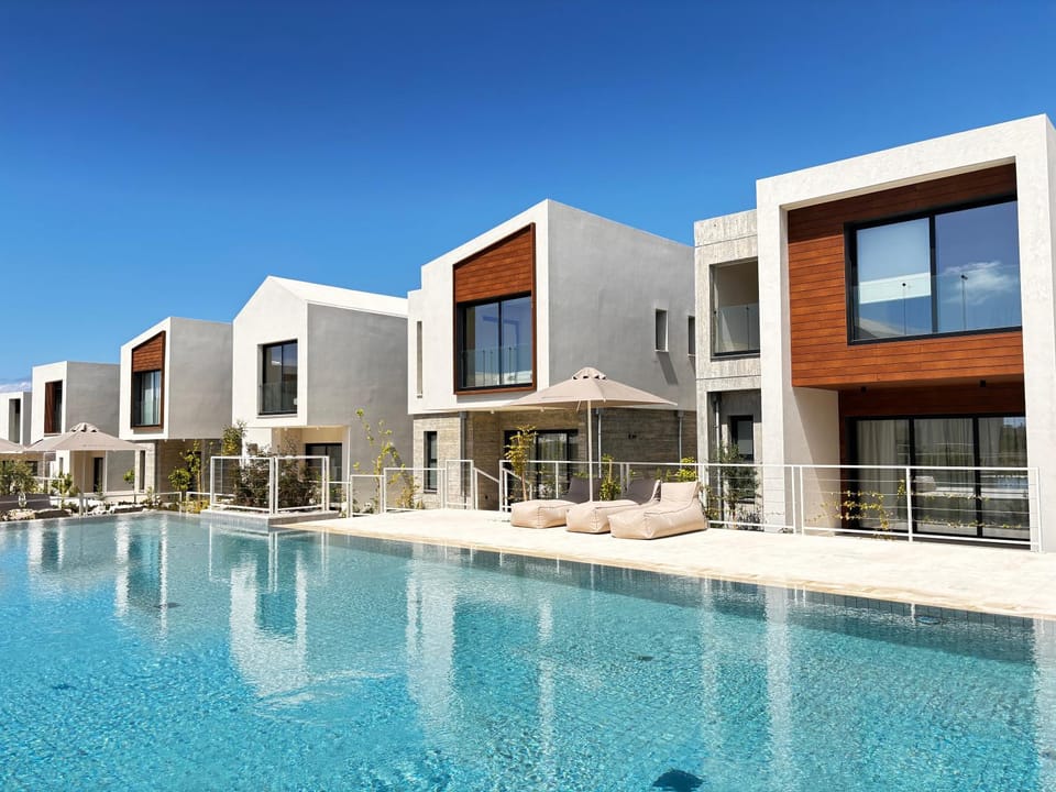 Property building, Patio, Day, Balcony/Terrace, Pool view, Swimming pool, sunbed, sunbed