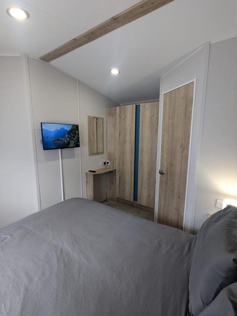 Bed, TV and multimedia, Bedroom, wardrobe