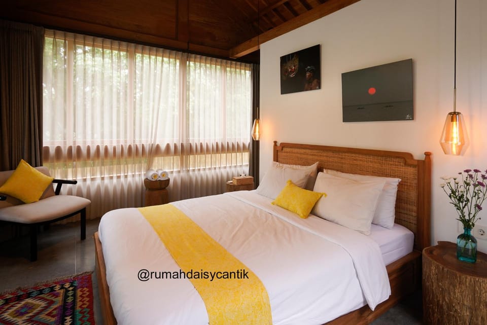 Bed, TV and multimedia, Photo of the whole room, Seating area, Bedroom
