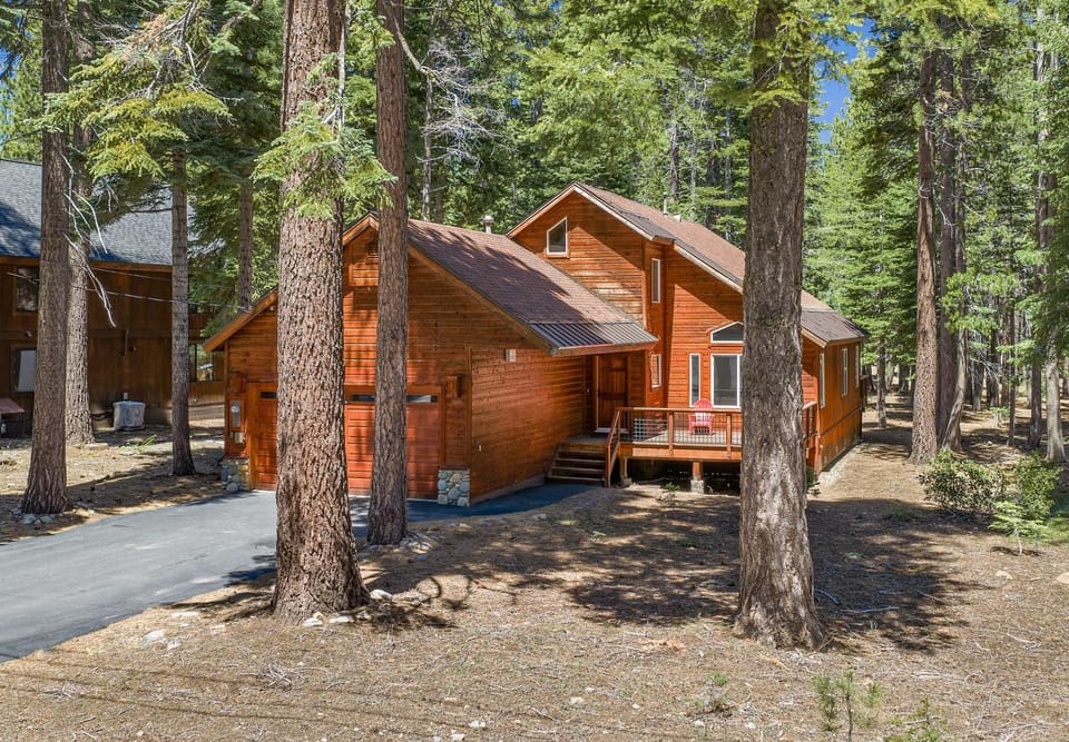 Tahoe Donner Cabin Level Driveway Sleeps 8 Decks Close to Ski & Trails Cabin in Truckee