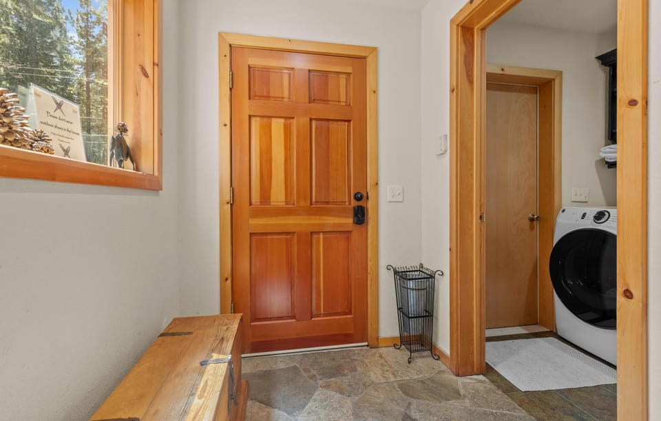 Tahoe Donner Cabin Level Driveway Sleeps 8 Decks Close to Ski & Trails Cabin in Truckee