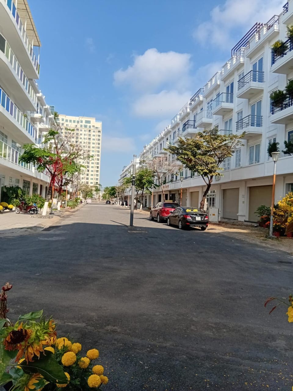 Property building, Day, People, Neighbourhood, Hiking, City view, Street view, Location, group of guests, Parking