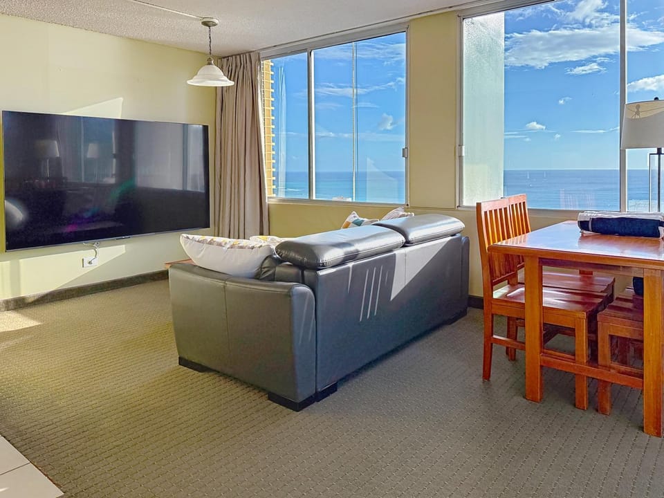 Ocean View 1 BR Corner Unit Steps to Waikiki Beach Apartment in Honolulu
