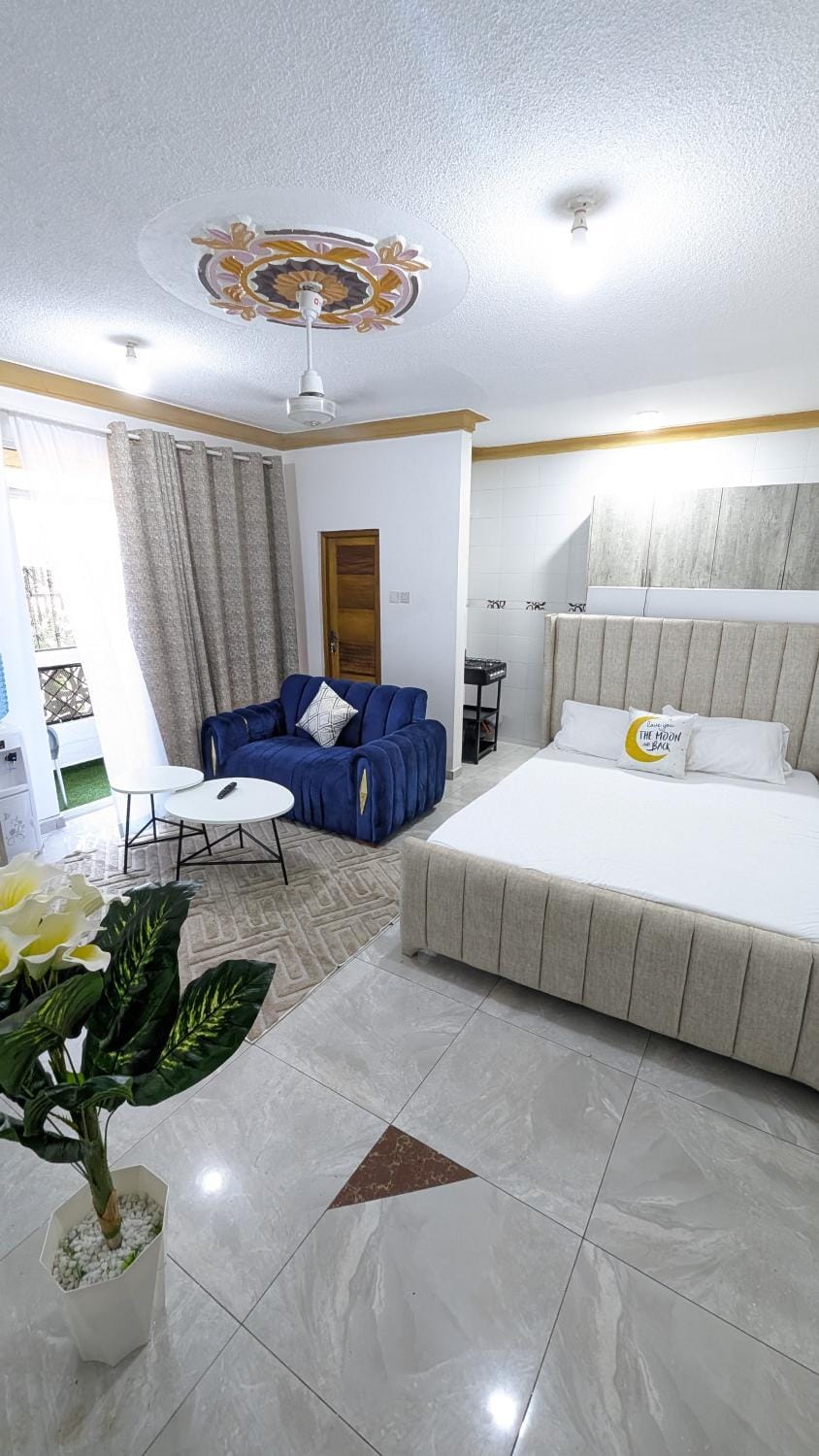 Bed, Living room, Photo of the whole room, Seating area, Bedroom, towels