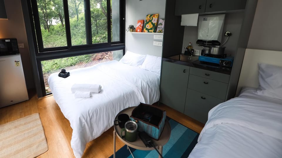 Bed, Kitchen or kitchenette, Bedroom