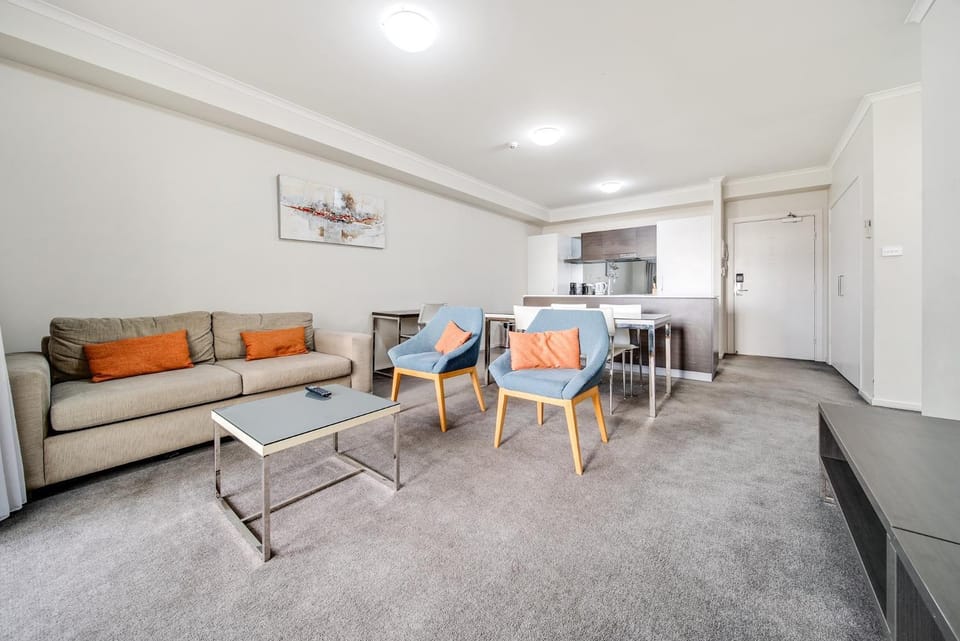 Comfy 2-Bed Near the Lake with Secure Parking Apartment in Canberra
