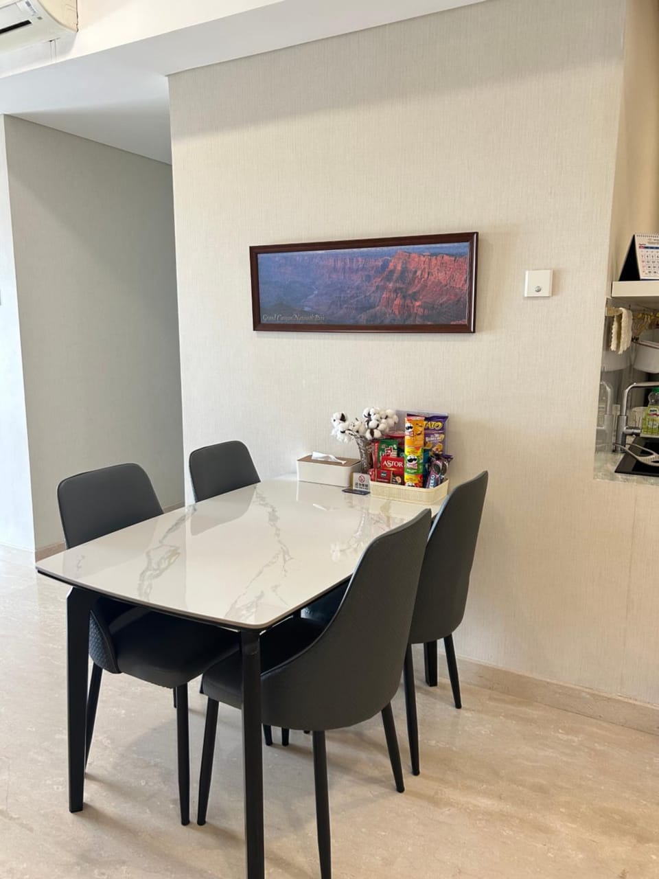 Coffee/tea facilities, Food and drinks, Seating area, Dining area, minibar