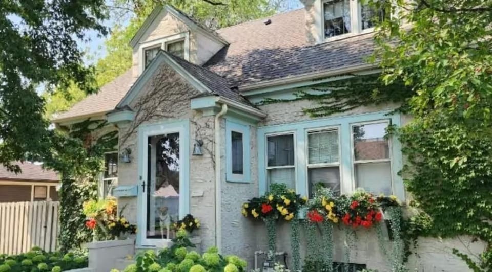 Downtown Boho Fenced Yard Office Yoga Studio House in La Crosse