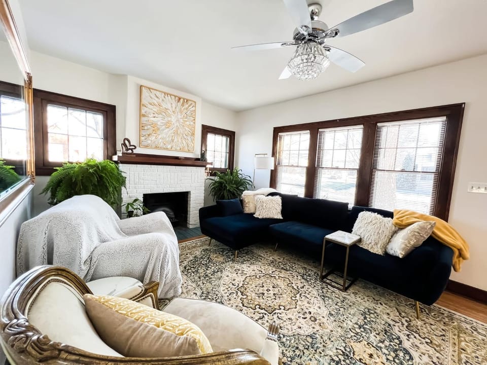 Downtown Boho Fenced Yard Office Yoga Studio House in La Crosse